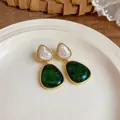 Eleganti orecchini vintage a goccia in resina oro e verde smeraldo, stile retrò molto chic - Verde