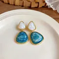 Orecchini pendenti geometrici vintage con resina marmorizzata blu e bianco perlato chic - Blu