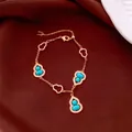 Dettaglio del bracciale hulu con pietre turchesi e zirconi in stile vintage - Oro