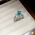 Détail d'une bague élégante ouverte à trois rangs avec un zircon vert en forme de poire. - Argent-Vert