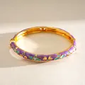 Detailansicht eines Vintage-Goldarmreifens mit lila Emaille und blaugrünen Blumenmustern - Grüne/Violette Blume (HB6165) / Gold