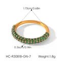 Vue détaillée d'une bague en acier inoxydable doré avec cristaux verts pavés - Bague Micro Pavé(XZ-R30818-GN-7) / Or