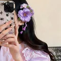 Gros plan d'une pince à cheveux fleur en tissu violet avec glands en perles. - Style à Pompons de Perles Violettes (HH9828) / Violet