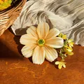 Gros plan détaillé d'une pince à cheveux en forme de fleur en tissu jaune sur bois. - Style Dégradé Jaune Orangé Clair (HH9828) / Jaune