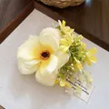 Barrette à cheveux élégante en tissu jaune avec fleurs et perles artisanales - Style Embelli par des Perles Jaune Crème (HH9828) / Pièce Unique (Avec Perle) / Jaune