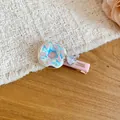 Vue détaillée de la pince à cheveux donut avec cristal en cœur et texte fait main. - Pince à Cheveux Seule / Pièce Unique / Rose