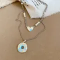 Vue détaillée du collier avec pendentif beignet et cœur Lucky avec perles sur tissu - Collier (Collier Uniquement) / Argent Blanc Bleu