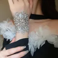 Primer plano de un lujoso brazalete de strass de industria pesada en una modelo - 2# Pulsera