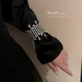 Primer plano detallado de un brazalete de diamantes de imitación con brillo lujoso - Estilo 3