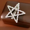 Dettaglio di un fermaglio per capelli a forma di stella con zirconi su pelle scura. - Clip a Becco d'Anatra Singola / Argento