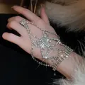 Detalle de pulsera de mano con diamantes de imitación brillantes y diseño floral - Pulsera Estilo 5