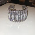 Vista macro de pulsera de puño de varias filas con diamantes y cristales iridiscentes - Estilo 9 Pulsera