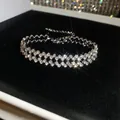 Primer plano exquisito de pulsera con brillantes diamantes sobre fondo de terciopelo negro - Estilo 11 Pulsera