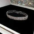 Detalle macro de una pulsera de diamantes de imitación brillantes sobre terciopelo. - Style 14 Bracelet