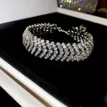Detalle macro de una pulsera de diamantes de imitación brillantes en caja de regalo. - Style 16 Bracelet
