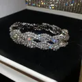 Detalle de una lujosa pulsera de diamantes de imitación sobre fondo de terciopelo negro - Style 19 Bracelet