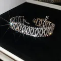 Primer plano de una pulsera de pedrería brillante con eslabones ovales complejos - 24# Pulsera