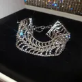 Primer plano de un lujoso brazalete ancho plateado con brillantes pedrería de cristal - 25# Pulsera