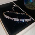 Vista detallada de una pulsera de lujo con brillantes de strass y eslabones geométricos plateados - 30# Pulsera
