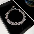 Vista detallada de una pulsera brillante con pavé de diamantes sobre terciopelo negro - 31# Pulsera