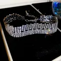 Detalle macro de la pulsera de strass brillante con un destello de diamante único. - 33# Pulsera
