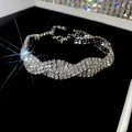Detalle de primer plano de una pulsera con diamantes de imitación sobre terciopelo - 34# Pulsera