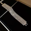 Detalle macro de una pulsera ancha de varias filas con diamantes de imitación sobre terciopelo - 36# Pulsera