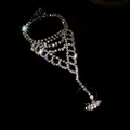 Primer plano de una pulsera con anillo unido de pedrería plateada con diseño de lujo - 40# Pulsera