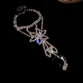Primer plano de una pulsera de anillo con diamantes de imitación plateados y flores. - 43# Pulsera