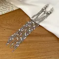 Detailansicht langer silberner Quasten-Ohrclips mit Metallperlen und Ketten. - Ohrknochen Clip - Einzelstück / Silber
