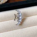 Vue détaillée macro de la boucle d'oreille lune avec perles et zircons en boîte - 单只装(18K真金电镀) / Argent