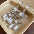 Dettaglio di orecchini a stella marina con nappe di perle in un vassoio ruvido - Nappa a Stella Marina / Argento-Bianco Perla