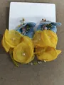 Elegantes pendientes de borla de flores de gasa amarilla y azul con agujas de plata. - Amarillo