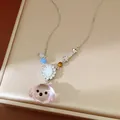 Dettaglio ravvicinato della collana con pendente cane in resina rosa e zirconi fini - Rosa