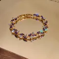 Dettaglio di un elegante bracciale placcato oro con zirconi marquise viola e bianchi - Oro-Viola