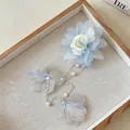 Elegante blaue Spitzenblumen-Haarspange mit Perlenkettendetail auf hellem Grund - Entenschnabel-Clips / Blau