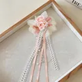 Detailansicht einer feinen rosa Blumen-Haarspange mit Spitzenbändern und Perlen. - Entenschnabel-Clips / Rosa