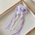 Exquisite Nahaufnahme einer lila Spitzenblumen-Haarspange mit Perlen und langen Seidenbändern - Entenschnabel-Clips / Lila
