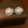 Vista dettagliata di eleganti orecchini a fiore in argento con perle rosa lucide - Perno in Argento Fiore Intrecciato (HE33830) / Rosa