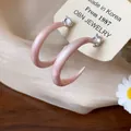 Detalle de los pendientes de aro en C de esmalte rosa con brillantes de circonita. - Pequeño / Rosa