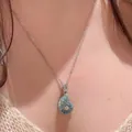 Detailaufnahme einer zarten Muschel-Halskette aus blauem Harz mit Zirkonia-Akzenten - Meerschnecke Schlüsselbeinkette / Silber-Blau