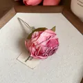 Vista dettagliata di un fermaglio per capelli a rosa di stoffa rosa fatto a mano - Bastoncino per Capelli a Bocciolo di Rosa / Pezzo Singolo / Rosa e Verde