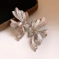 Eleganti orecchini in argento con trama irregolare e design geometrico a petalo unico - Argento