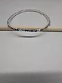 Einreihiges elastisches Strassarmband mit schwarzen und schillernden bunten Steinen - Silber-Gunmetal