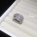 Dettaglio macro di un ampio anello a croce argento tempestato di micro zirconi scintillanti - Anello Largo Pavé No.3 / Argento