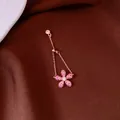 Primo piano di un anello a catena regolabile con fiore in zircone rosa finitura oro rosa - Anello a Fiore Regolabile / Rosa