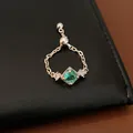 Gros plan d'une bague chaîne argentée ajustable avec zircon vert et pierres latérales - Bague Chaîne Réglable / Ton Argent Avec Pierre Vert Menthe