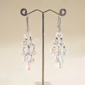 Vista dettagliata di eleganti orecchini pendenti a forma di cuore con cristalli e zirconi - Orecchino a Cuore con Nappina / Argento-Colore AB