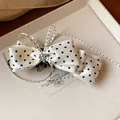 Pince à cheveux élégante en satin à pois avec nœud et détail gemme florale pour femmes - Pince Torsadée / Blanc