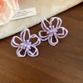 Eleganti orecchini a fiore lavanda con perni in argento e finitura smaltata - Viola